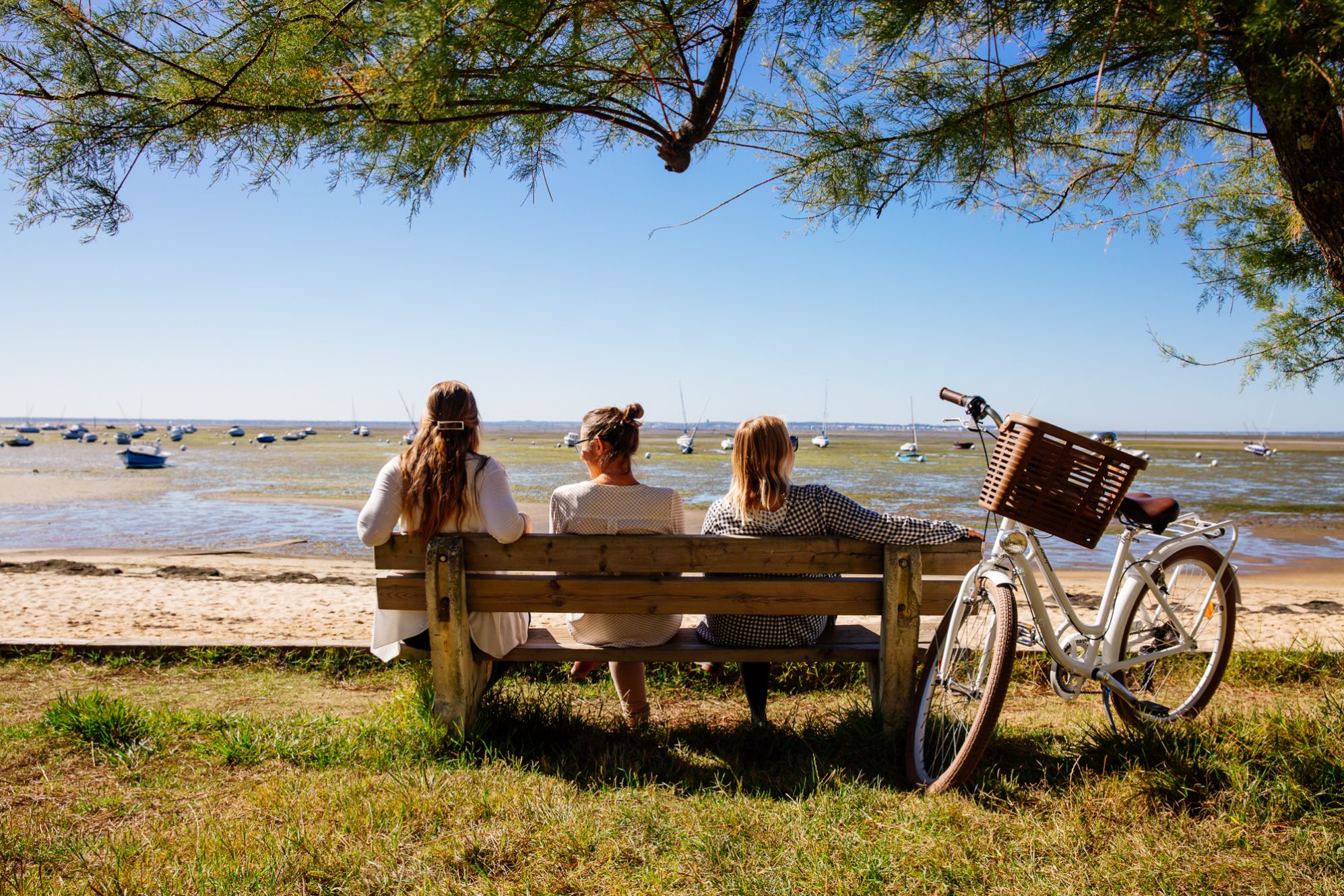 Andernos les bains à vélo assis sur un banc face au Bassin d'Arcachon crédit photo Agence les Conteurs